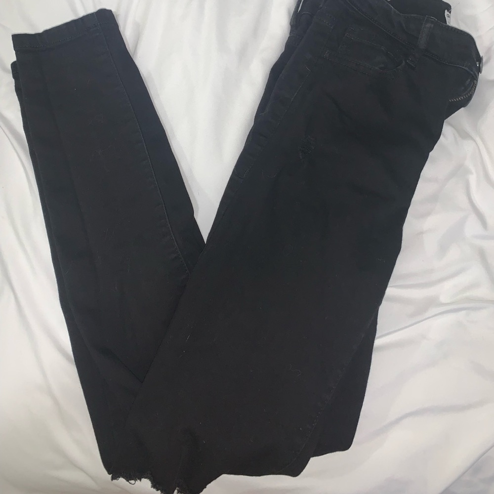 BLACK RIPPED SKINNY JEANS